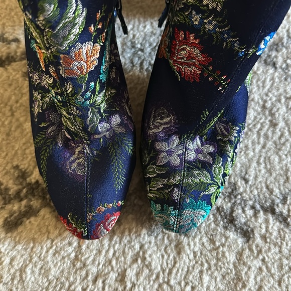 NWOT Zara silk jacquard/brocade 3.5” block heel booties. - Picture 5 of 6